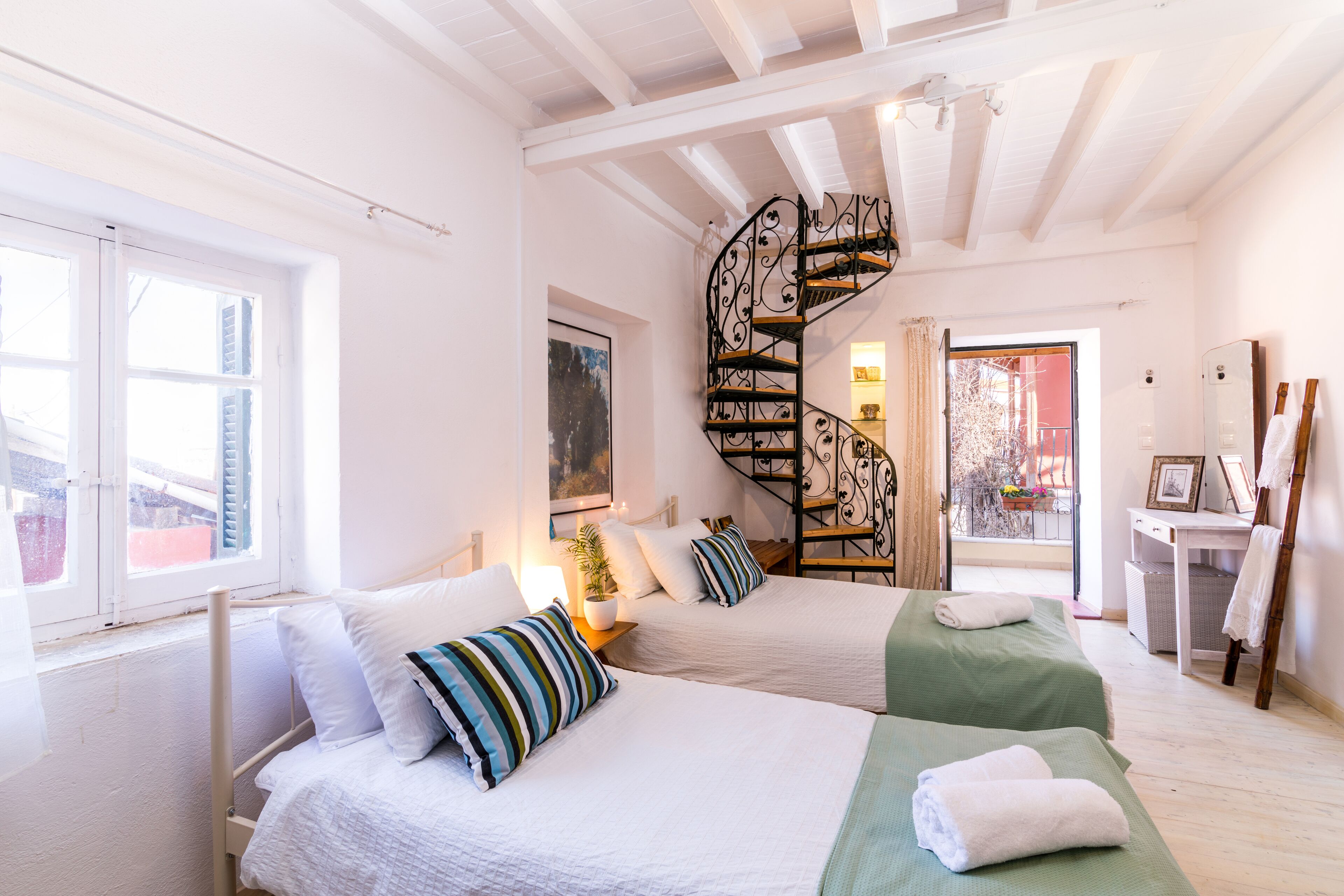 2 habitaciones, tabla de planchar con plancha y cunas gratuitas 