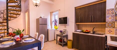 Refrigerador, horno, placa de cocina, cafetera/tetera