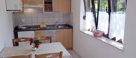 Geladeira, micro-ondas, cooktop, talheres/pratos/utensílios de cozinha