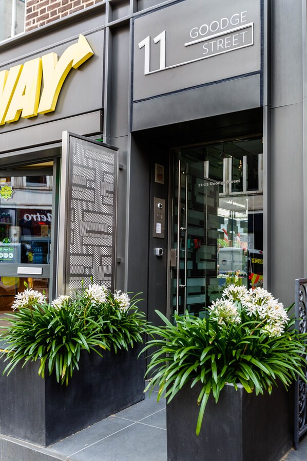 Front of property – evening/night - Goodge Street II (London)