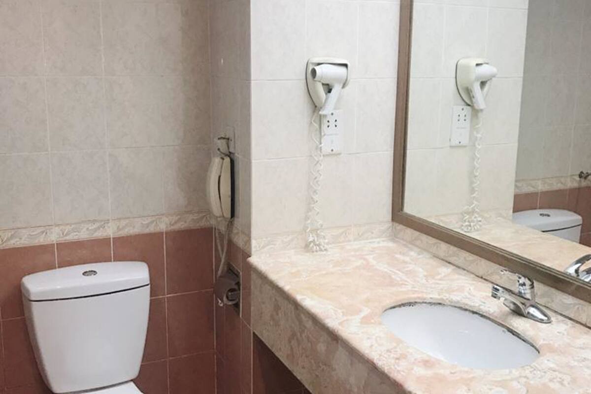 separate bathtub and shower, deep-soaking bathtub, free toiletries