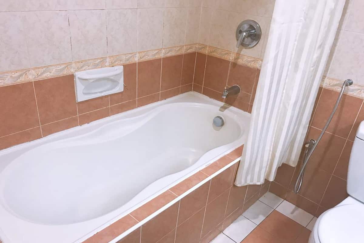 separate bathtub and shower, deep-soaking bathtub, free toiletries