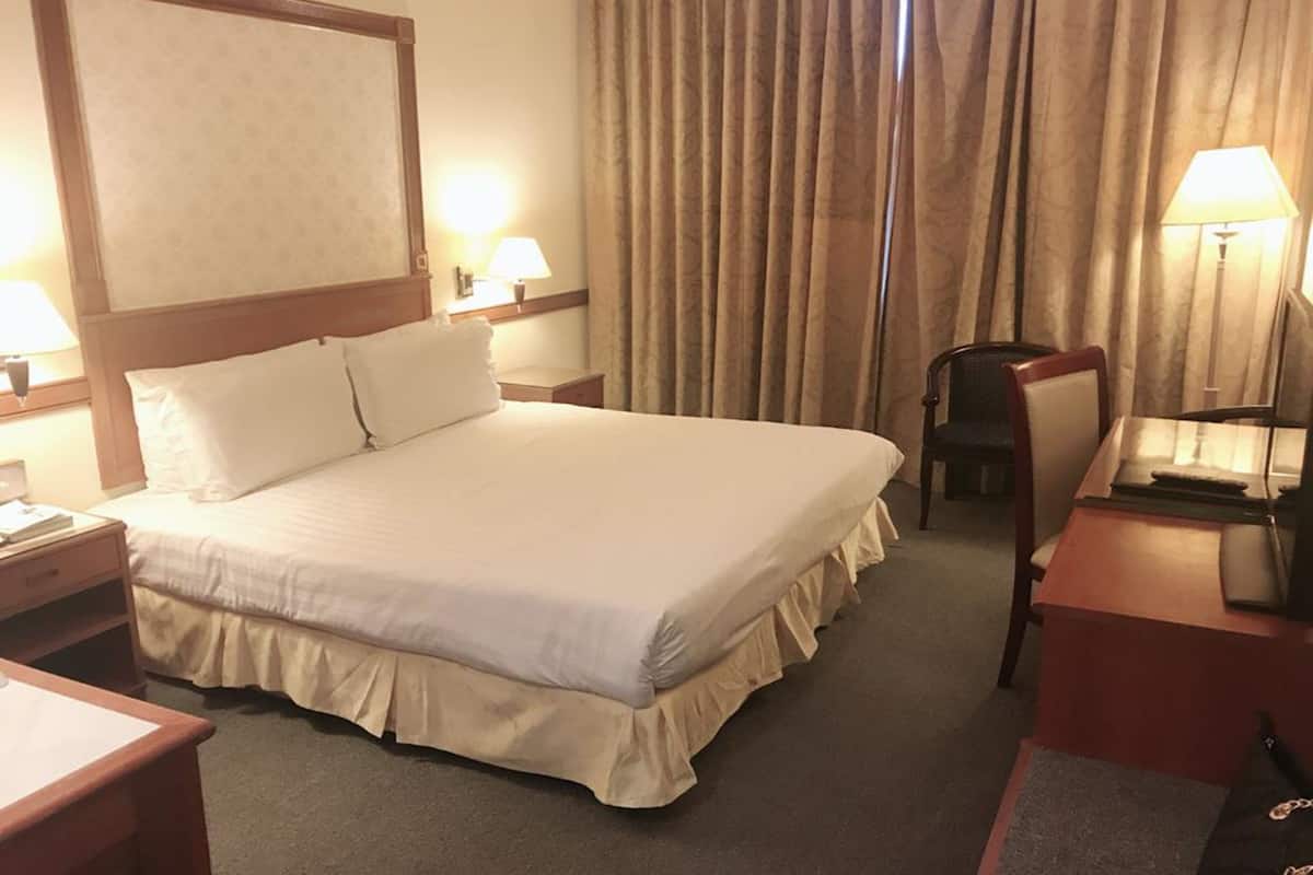 deluxe king room | desk, iron/ironing board, free wifi, bed sheets