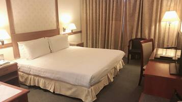 Deluxe King Room | Desk, iron/ironing board, free WiFi, bed sheets