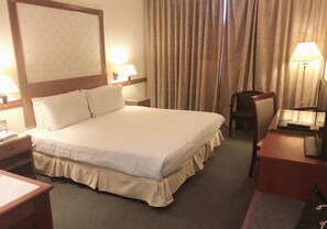 Deluxe King Room | Desk, iron/ironing board, free WiFi, bed sheets - Grand City Hotel (Bandar Seri Begawan)