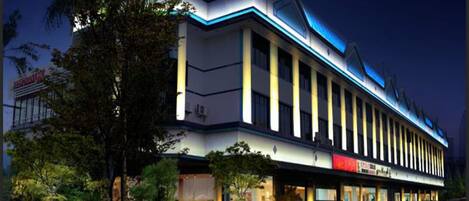 Fachada de la propiedad por la tarde o noche