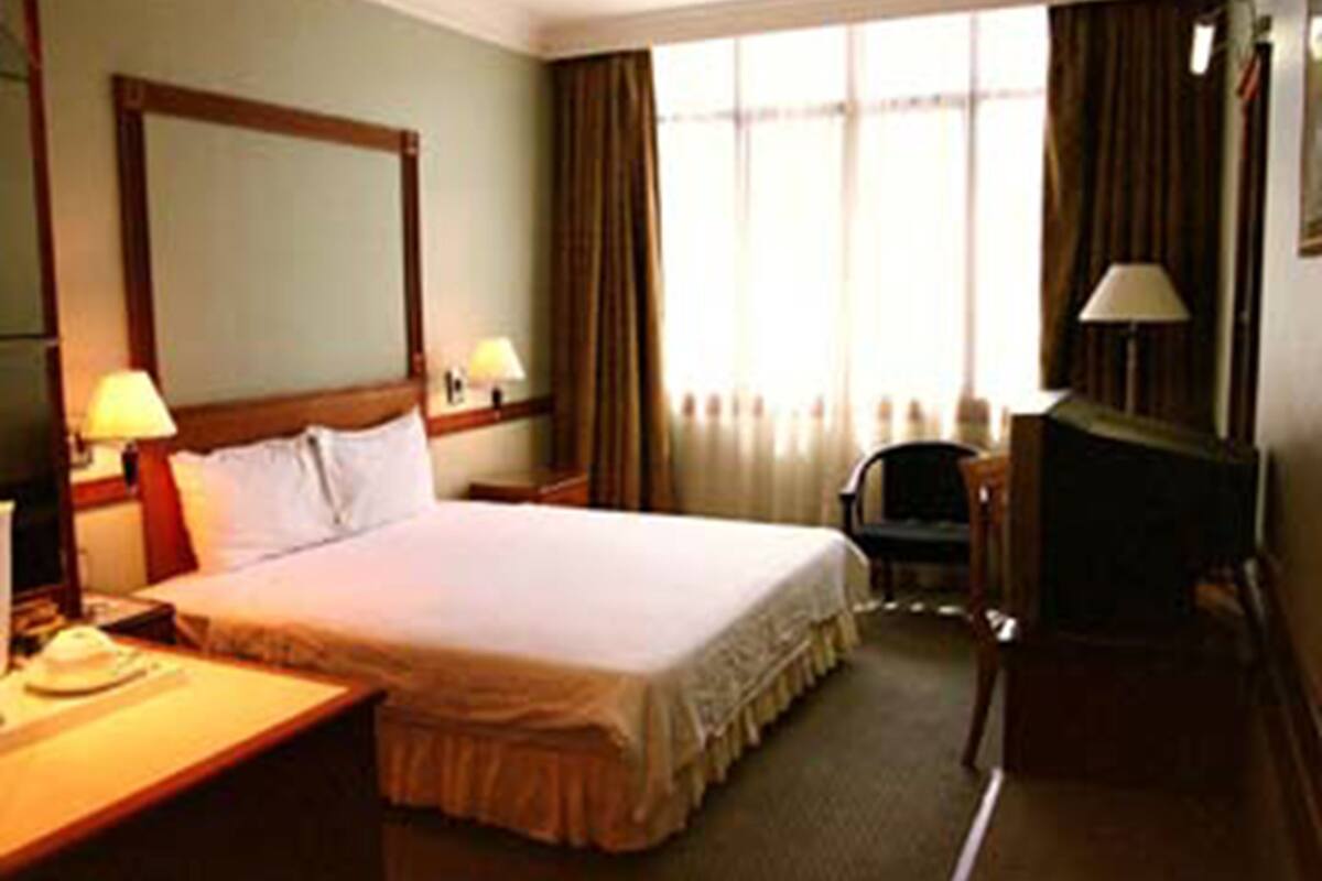 deluxe king room | desk, iron/ironing board, free wifi, bed sheets