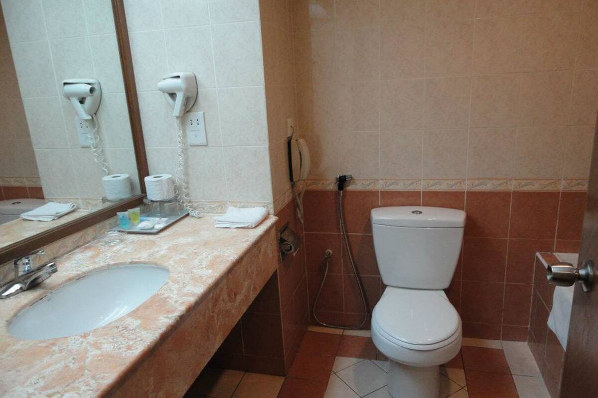 separate bathtub and shower, deep-soaking bathtub, free toiletries