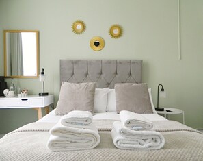 Habitación doble | Tabla de planchar con plancha, wifi gratis y ropa de cama