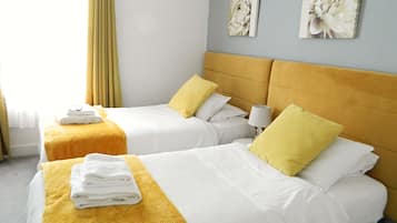 Habitación estándar con 2 camas individuales, 2 camas individuales, para no fumadores | Tabla de planchar con plancha, wifi gratis y ropa de cama