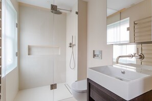 Departamento, 3 habitaciones | Baño | Amenidades de baño gratuitas, secadora de cabello, toallas 