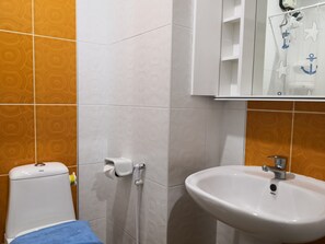 Kombinasi shower/bathtub, bathtub besar,  dan perlengkapan mandi gratis