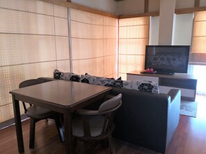 Deluxe Room (Building A)  | Living area | Smart TV - Choke-Set-Thee House (Ayutthaya)