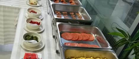 Dagelijks ontbijtbuffet (THB 200 per persoon)