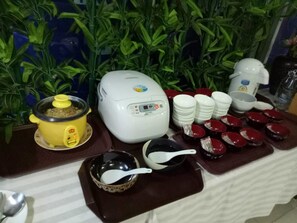 Sarapan prasmanan setiap hari (THB 200 per orang)