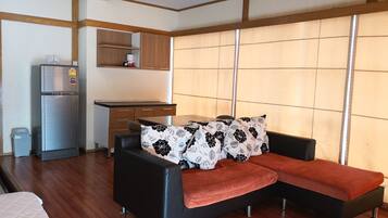 Deluxe Room (Building A) | Living area | Smart TV