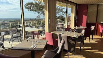 Lunch and dinner served