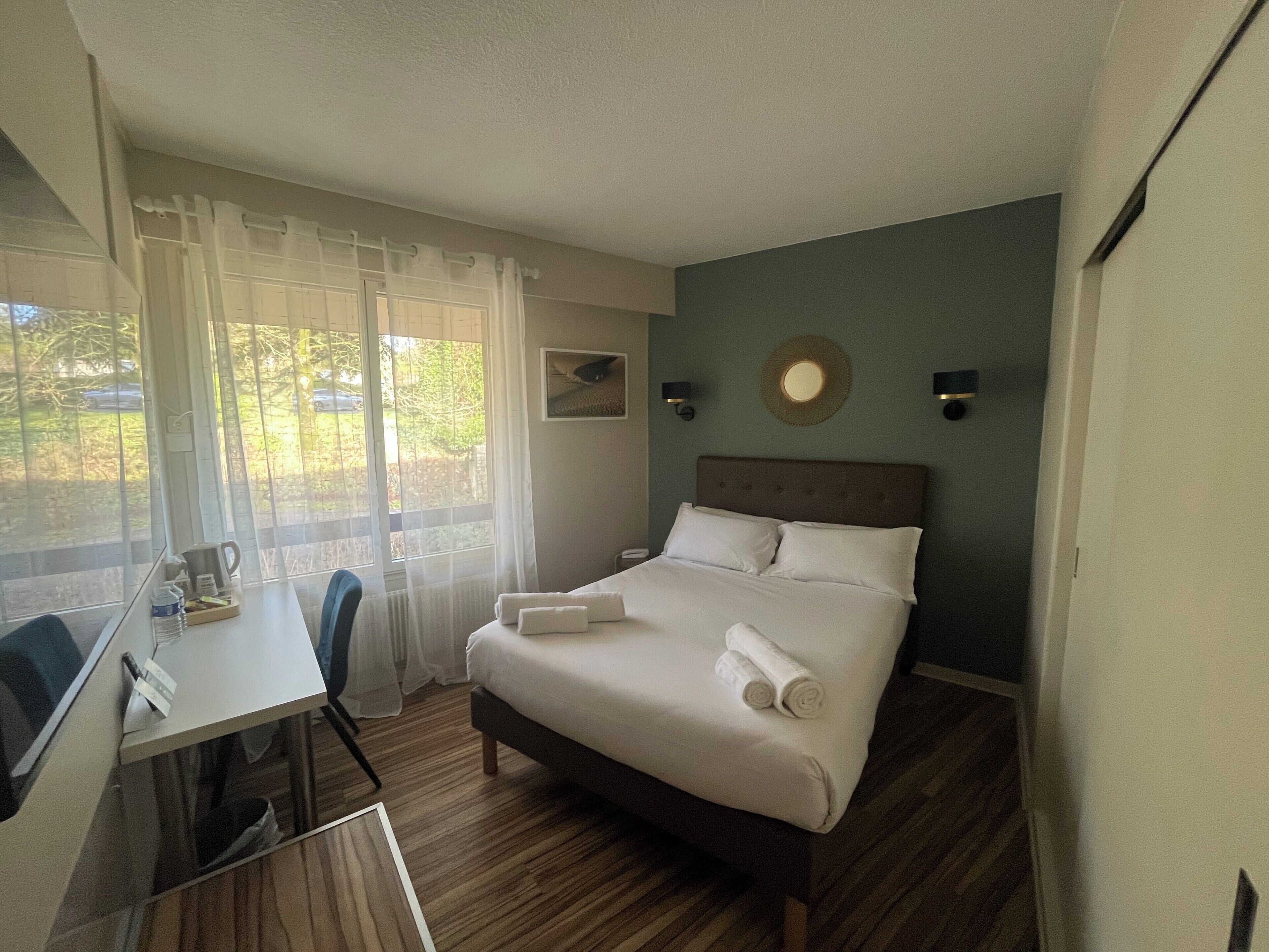 Comfort Double Room | Desk, blackout curtains, soundproofing, free WiFi