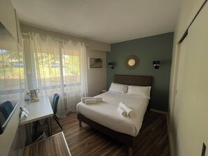 Habitación Confort doble | Escritorio, cortinas opacas, sistema de insonorización y wifi gratis