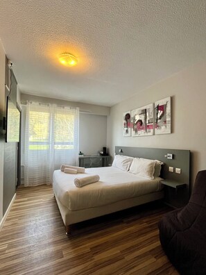 Family Room | Desk, blackout drapes, soundproofing, free WiFi - Logis Hôtel de la Bruyere (Pouzauges)