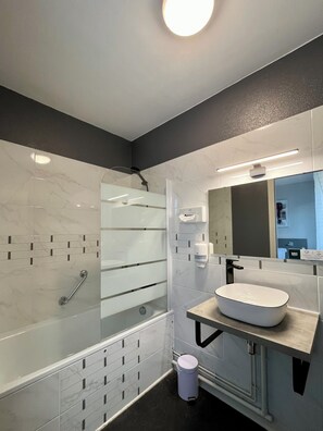 Family Room | Bathroom | Shower, free toiletries, hair dryer, towels - Logis Hôtel de la Bruyere (Pouzauges)