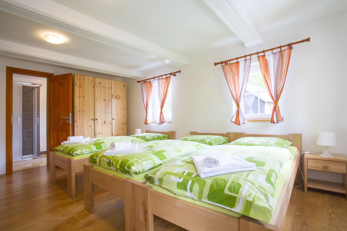 Quadruple Room | Meja, seterika/papan seterika, katil bayi mudah alih, Wi-fi percuma 