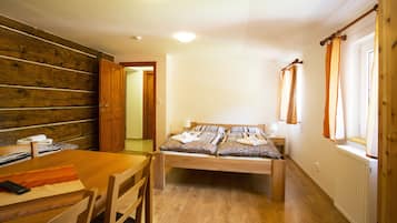 Habitación básica con 1 cama matrimonial o 2 individuales (+ Extra bed) | Escritorio, tabla de planchar con plancha, cuna de viaje y wifi gratis