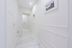Apartamento conforto, 3 quartos | 3 quartos, cofres nos quartos, escrivaninha
