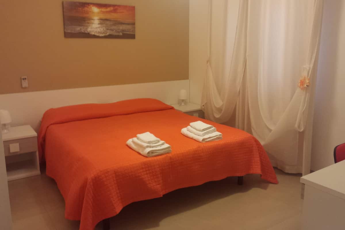 In-room safe, WiFi (free), bed sheets