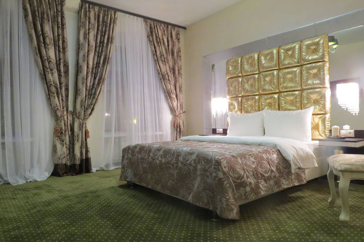 Junior Suite | 1 bedroom, hypo-allergenic bedding, soundproofing, iron/ironing board