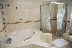 Executive Suite | Bathroom | Deep soaking tub, rainfall showerhead, free toiletries, hair dryer - Adies Garden Suites (Nairobi)