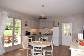 Cottage, Private Bathroom, Garden View | Private kitchen