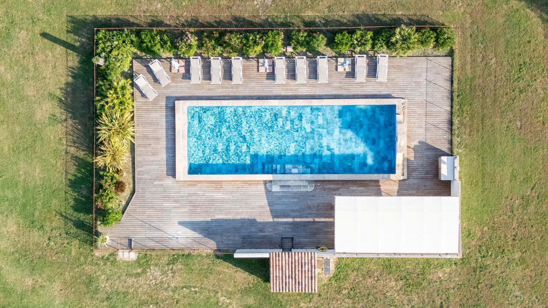 Piscine extérieure, piscine chauffée, chaises longues