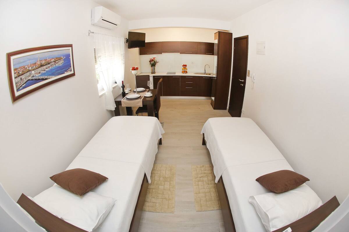 Studio (3) | In-room safe, soundproofing, iron/ironing board, WiFi (free)
