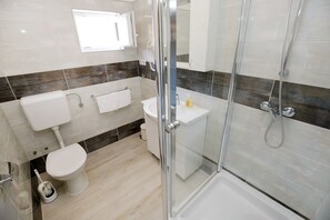 Monolocale (5) | Bagno | Doccia, asciugacapelli, asciugamani