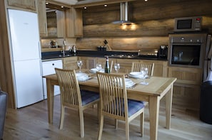 Chalet | Yksityinen keittiö | Täysikokoinen jääkaappi, mikroaaltouuni, uuni, liesi