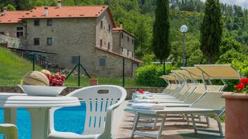 Kauden mukainen ulkouima-allas