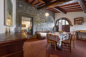 Family Apartment, Pool View (Saloon) | Living area | Flat-screen TV - Agriturismo Casa Passerini a Firenze (Londa)