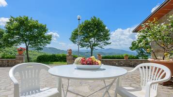 Perhehuoneisto, näköala uima-altaalle (Saloon) | 1 makuuhuone, untuvapeitot, pillowtop-patjalliset sängyt, työpöytä