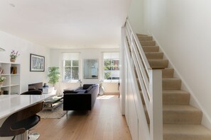 Apartment, 2 Schlafzimmer | Wohnbereich | Flachbildfernseher