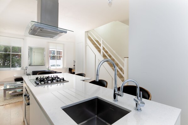 Apartment, 2 Bedrooms | Private kitchen - Foley Street (London)