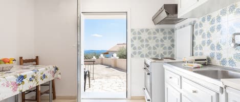 Departamento, 1 habitación | Cocina privada | Refrigerador, horno, parrilla de estufa y cafetera y tetera