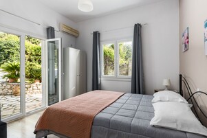 2 habitaciones, tabla de planchar con plancha y cunas gratuitas 