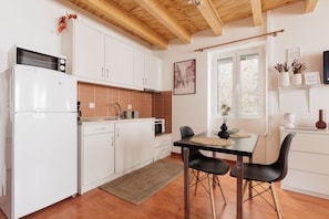 Appartement, 1 chambre, vue partielle sur la mer | Cuisine privée | Grand réfrigérateur, micro-ondes, plaque de cuisson