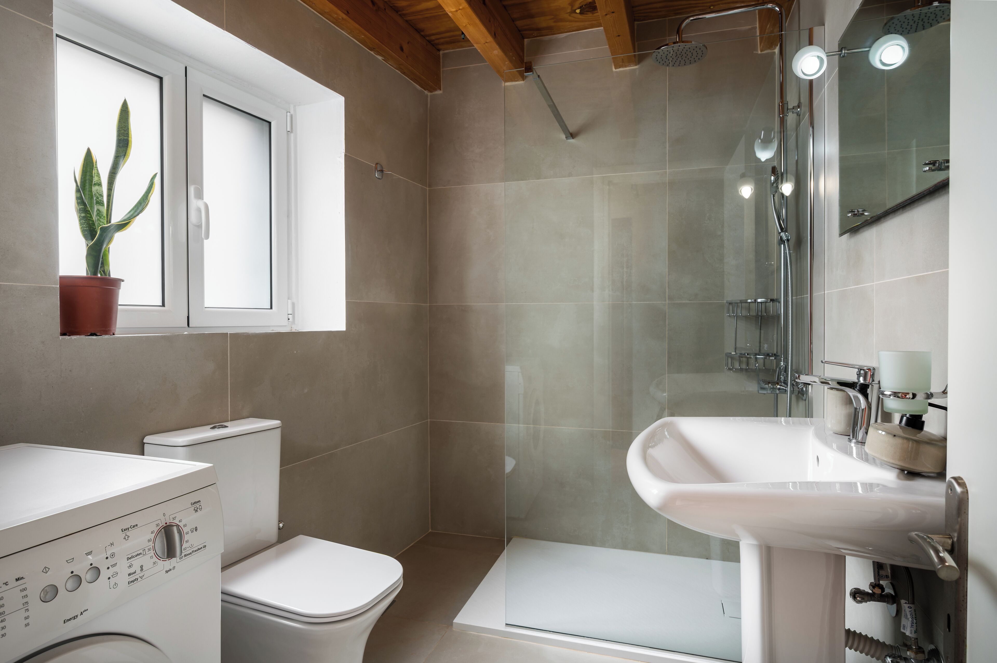 Apartment, 1 Bedroom, Partial Sea View | Bathroom | Shower, hair dryer, towels