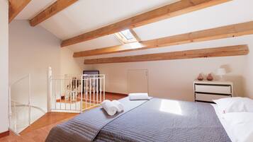 Apartment, 1 Schlafzimmer, eingeschränkter Meerblick | 1 Schlafzimmer, Bügeleisen/Bügelbrett, kostenloses WLAN, Bettwäsche