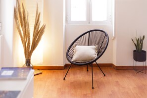 Appartement, 1 chambre, vue partielle sur la mer | Aire de séjour | Téléviseur à écran plat de 32 po avec télévision par cùble, téléviseur