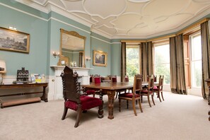 Déjeuner complet gratuit tous les jours