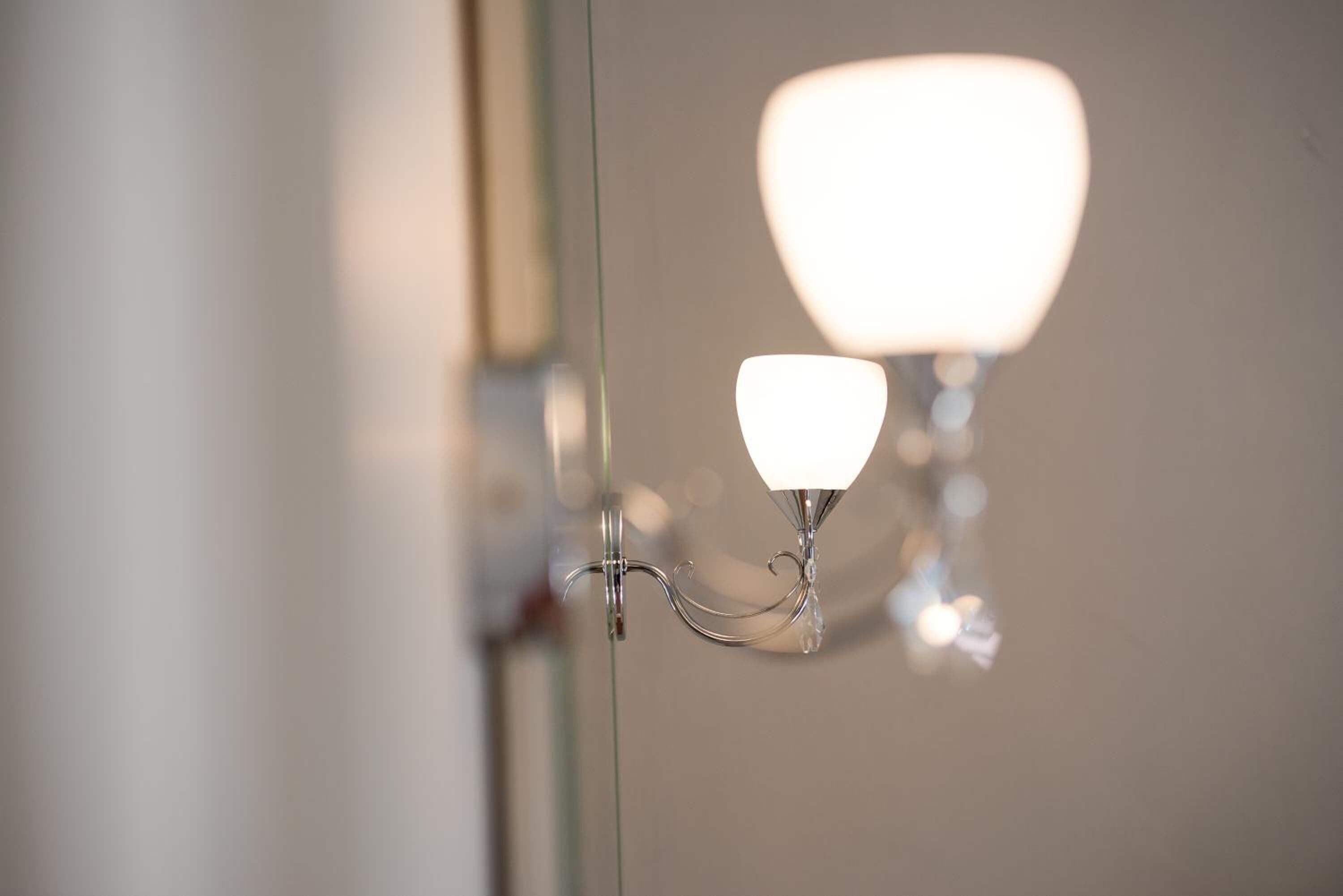 Un luminaire mural doté de deux ampoules.