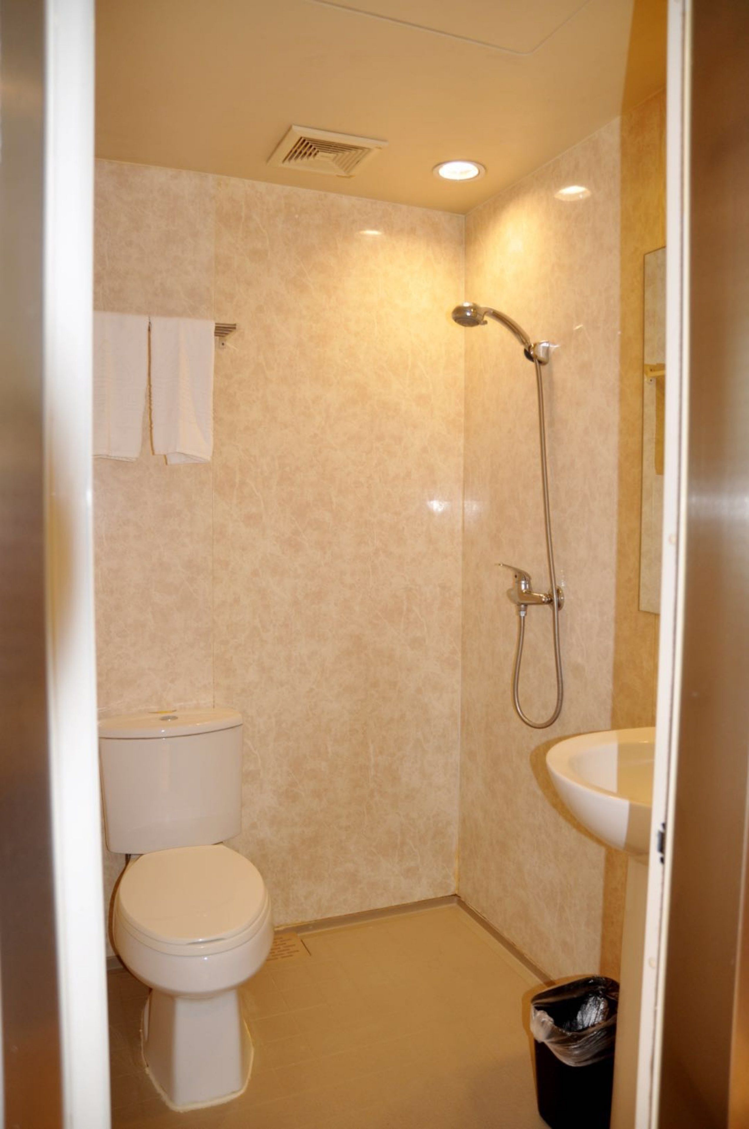 ฝักบัว, เรนชาวเวอร์, ของใช้ในห้องน้ำฟรี, ไดร์เป่าผม